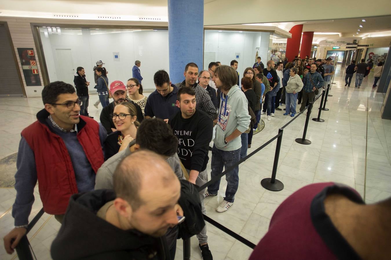 Colas para comprar las entradas del partido entre el Real Oviedo y el Cádiz