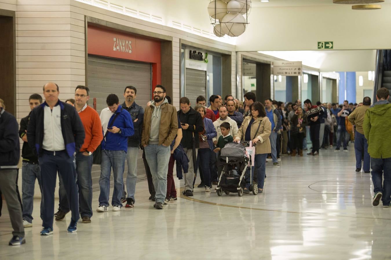 Colas para comprar las entradas del partido entre el Real Oviedo y el Cádiz