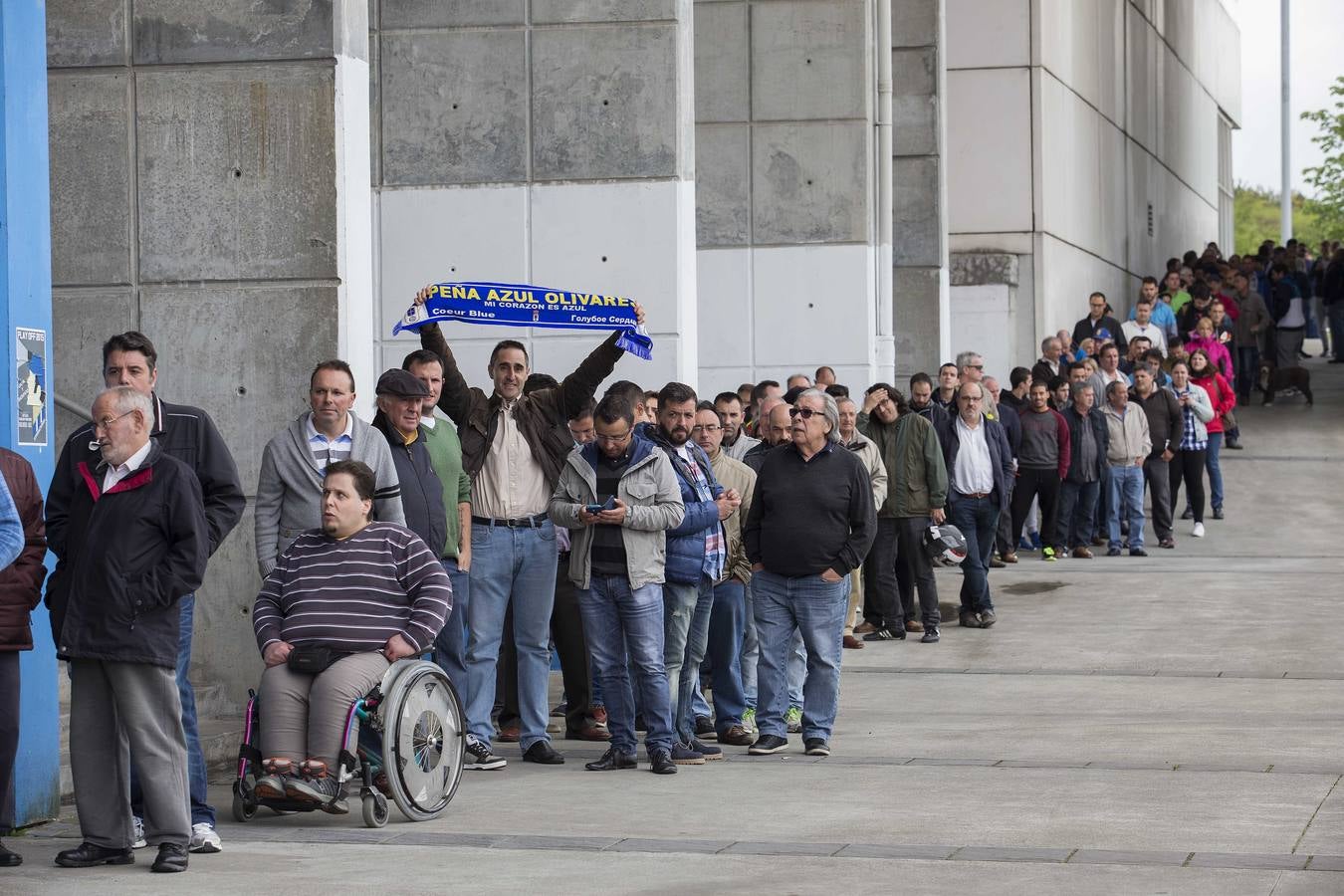 Colas para comprar las entradas del partido entre el Real Oviedo y el Cádiz