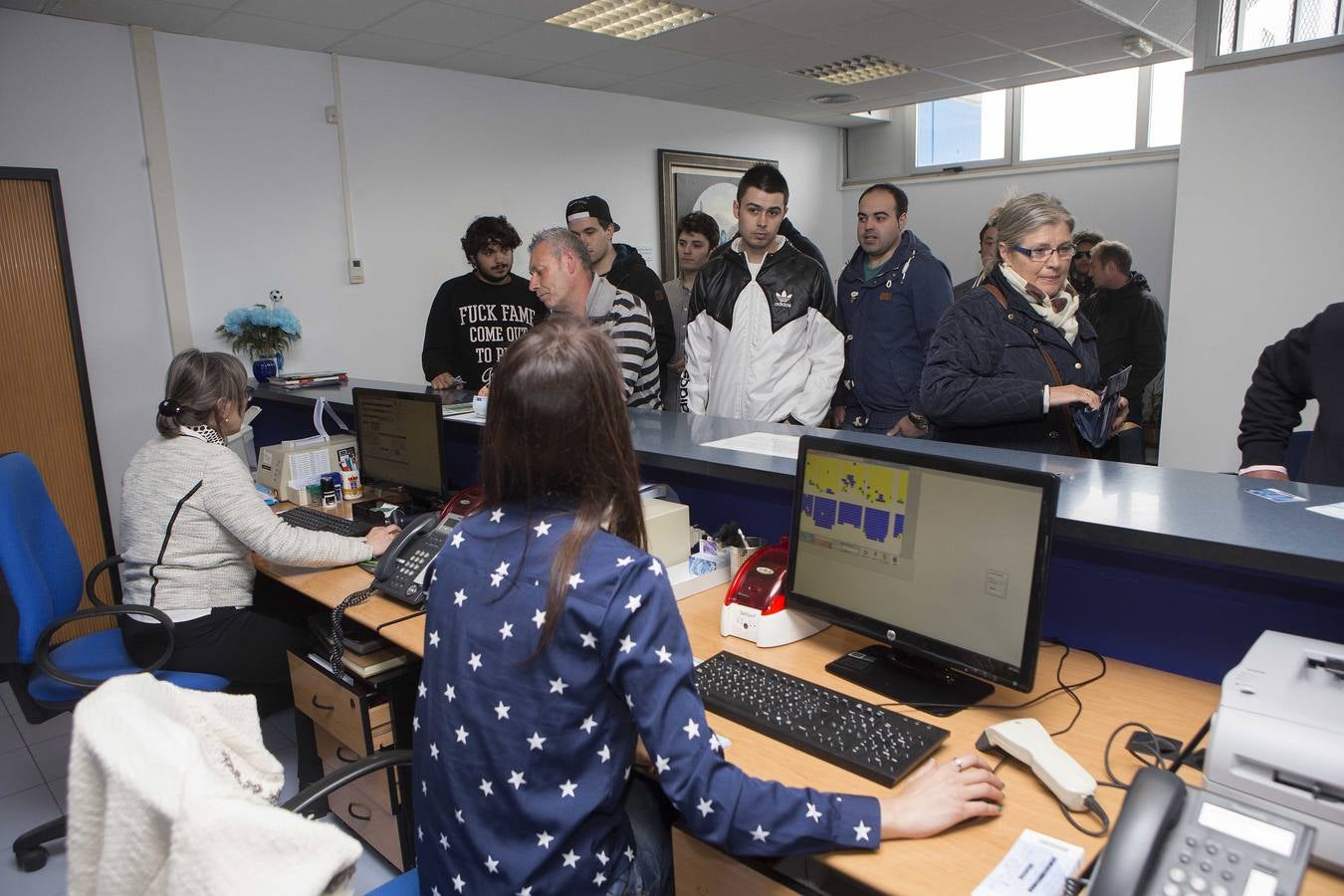 Colas para comprar las entradas del partido entre el Real Oviedo y el Cádiz