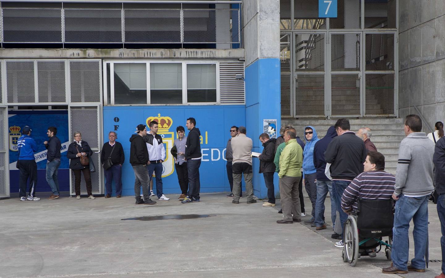 Colas para comprar las entradas del partido entre el Real Oviedo y el Cádiz