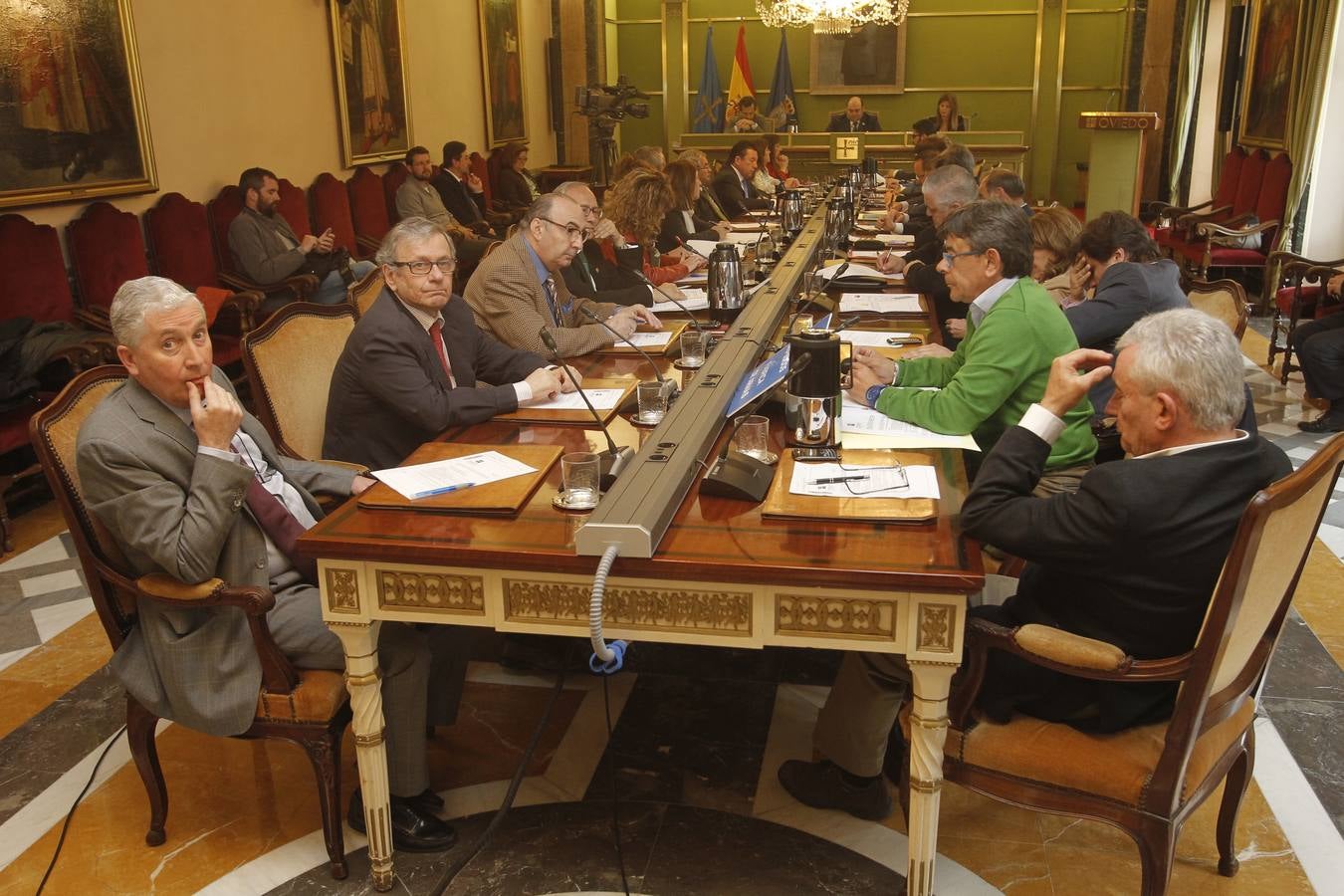 Pleno con bronca en el Ayuntamiento de Oviedo