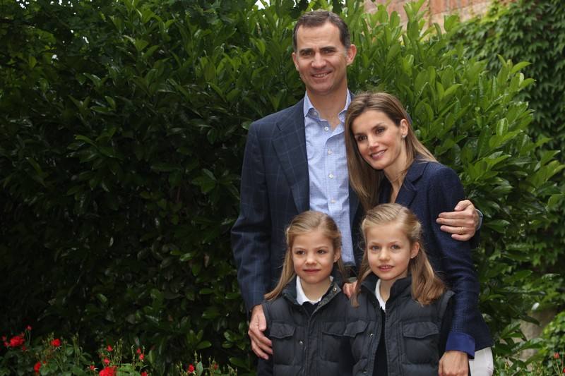 Los Reyes celebran su décimo aniversario de boda con sus hijas.