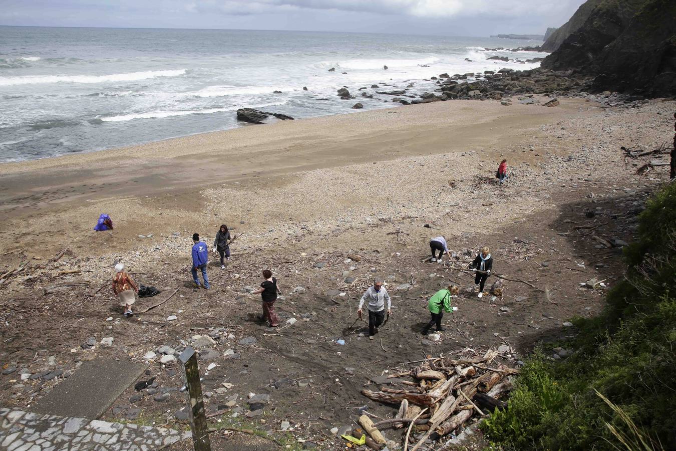 Sextaferia para limpiar la playa de La Atalaya