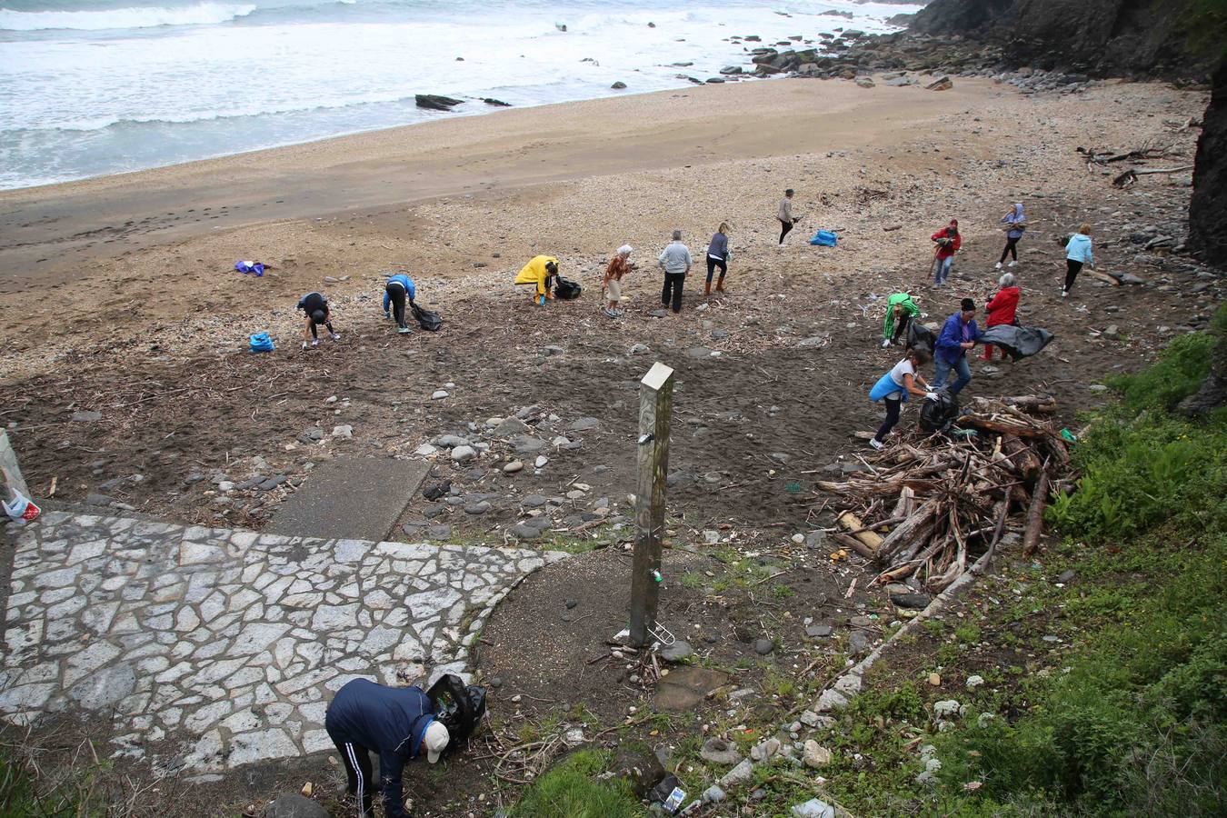 Sextaferia para limpiar la playa de La Atalaya