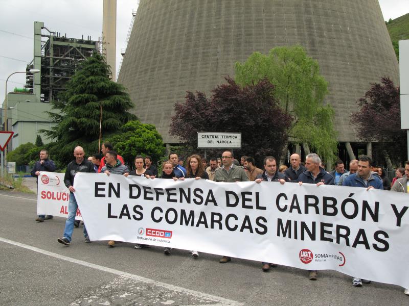 Concentración en la térmica de Soto de la Barca en defensa de la minería