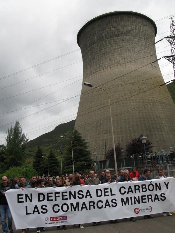 Concentración en la térmica de Soto de la Barca en defensa de la minería