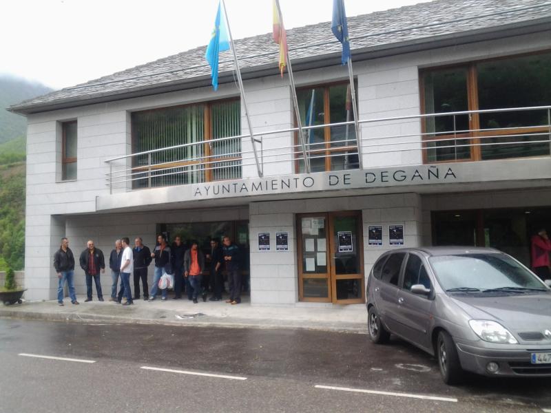 Concentración en la térmica de Soto de la Barca en defensa de la minería