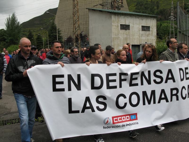 Concentración en la térmica de Soto de la Barca en defensa de la minería