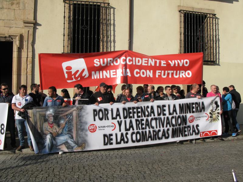 Multitudinaria manifestación en Cangas del Narcea en defensa de la minería