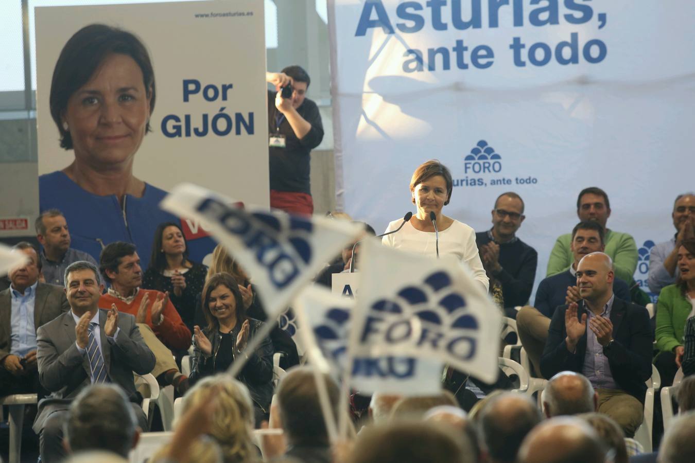 Más de un millar de personas en el mitin central de Foro en Gijón