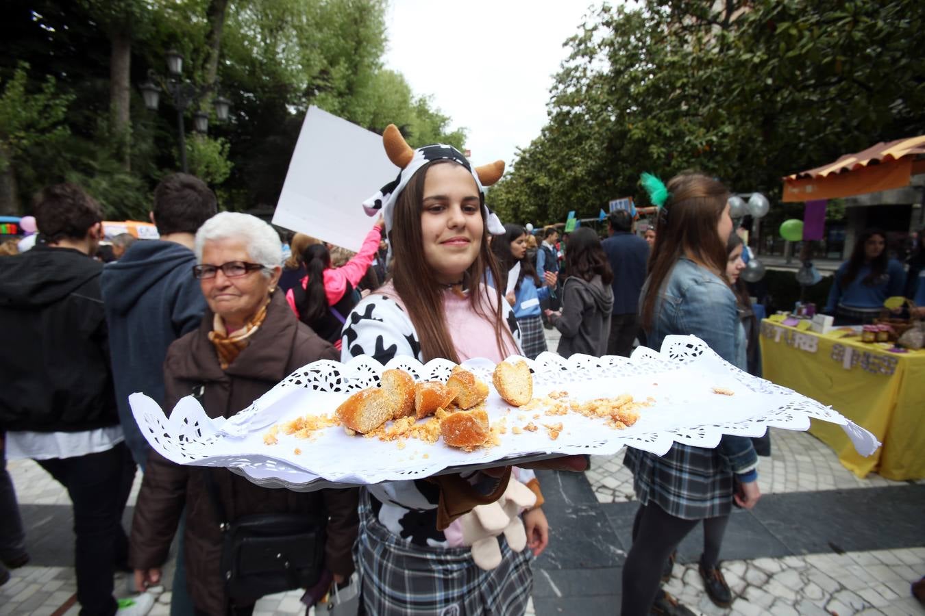 Mercado escolar en el paseo de Los Álamos