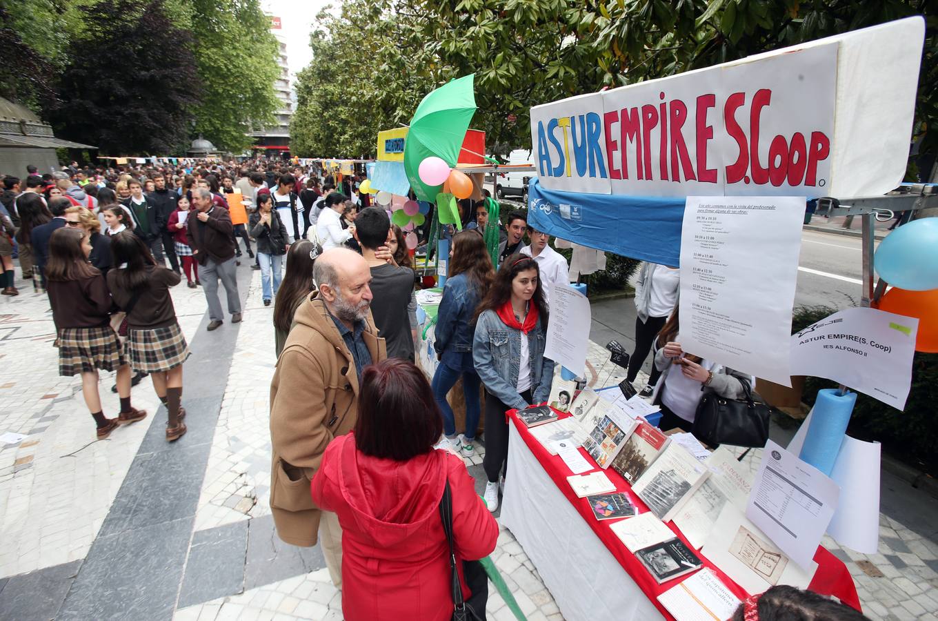 Mercado escolar en el paseo de Los Álamos