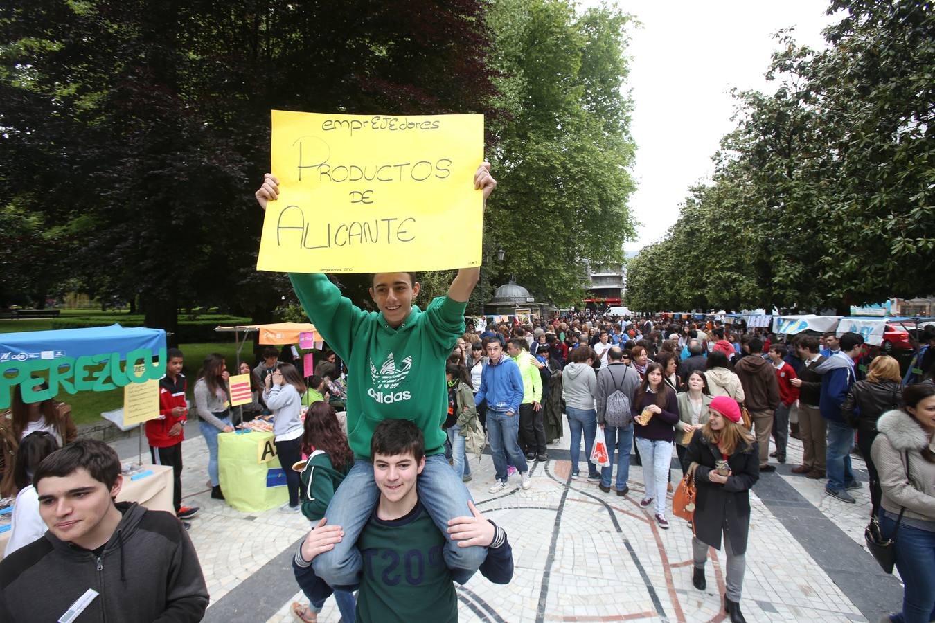 Mercado escolar en el paseo de Los Álamos