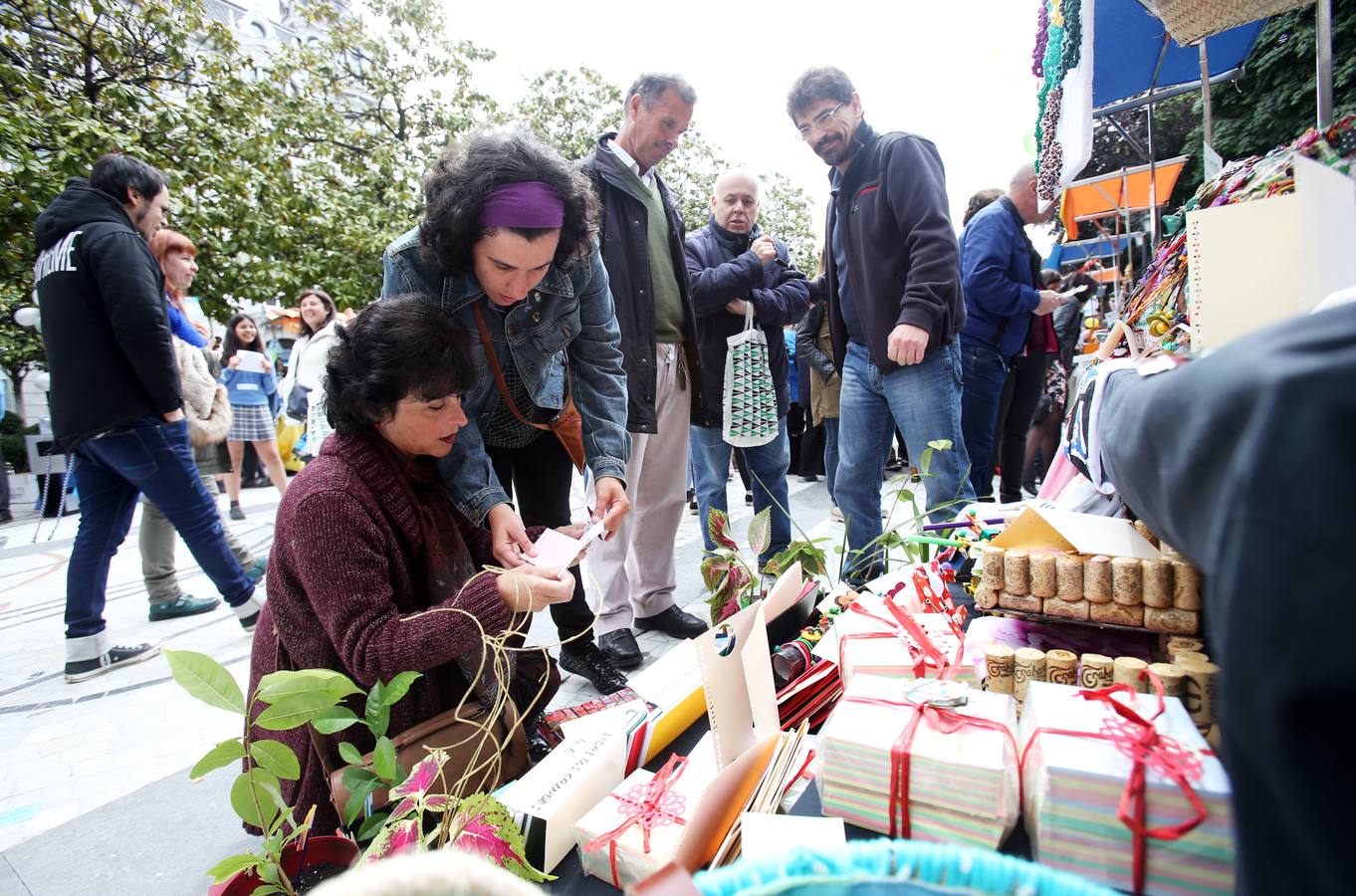 Mercado escolar en el paseo de Los Álamos