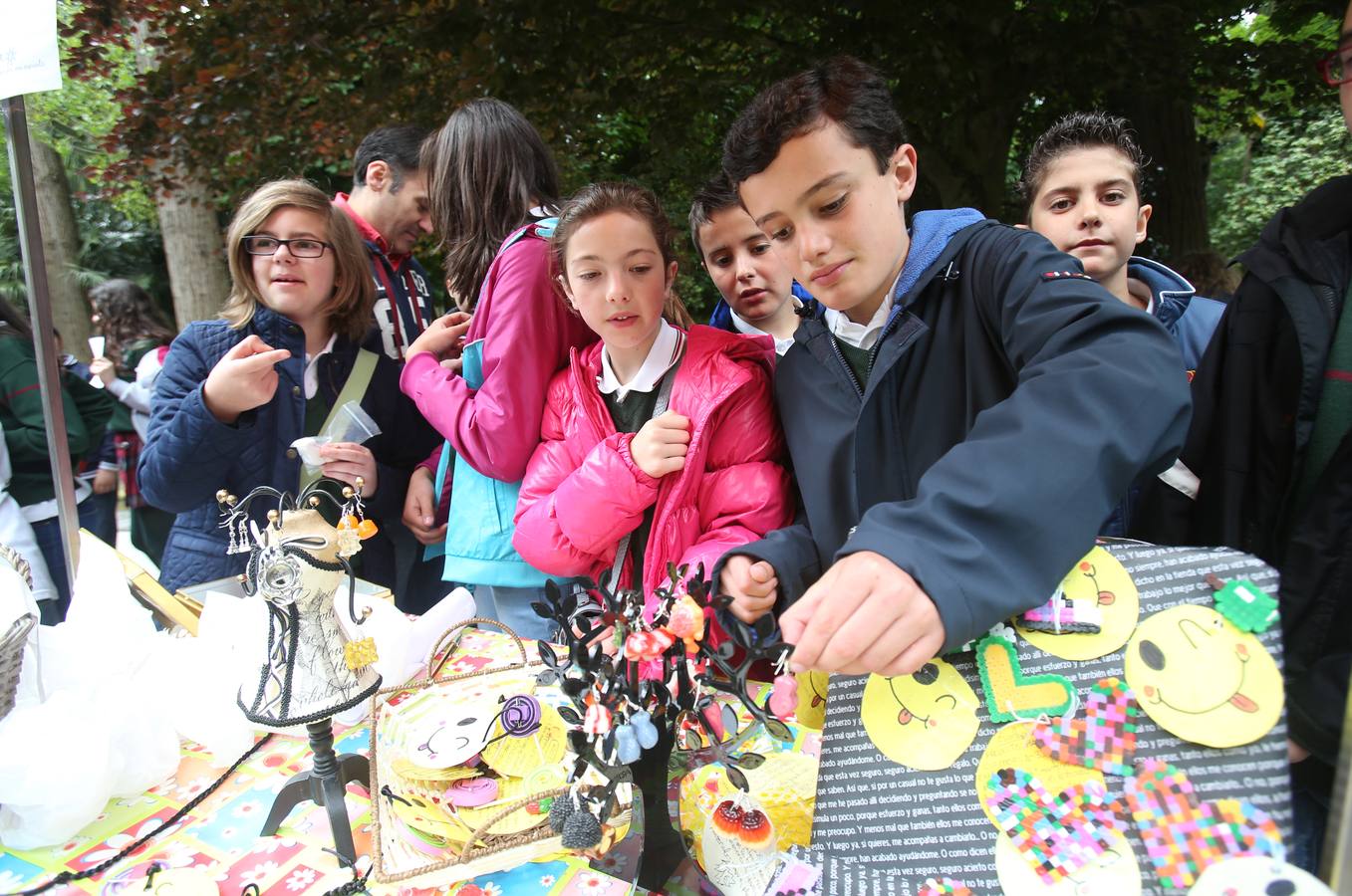 Mercado escolar en el paseo de Los Álamos