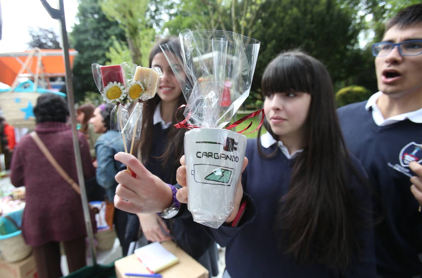Mercado escolar en el paseo de Los Álamos