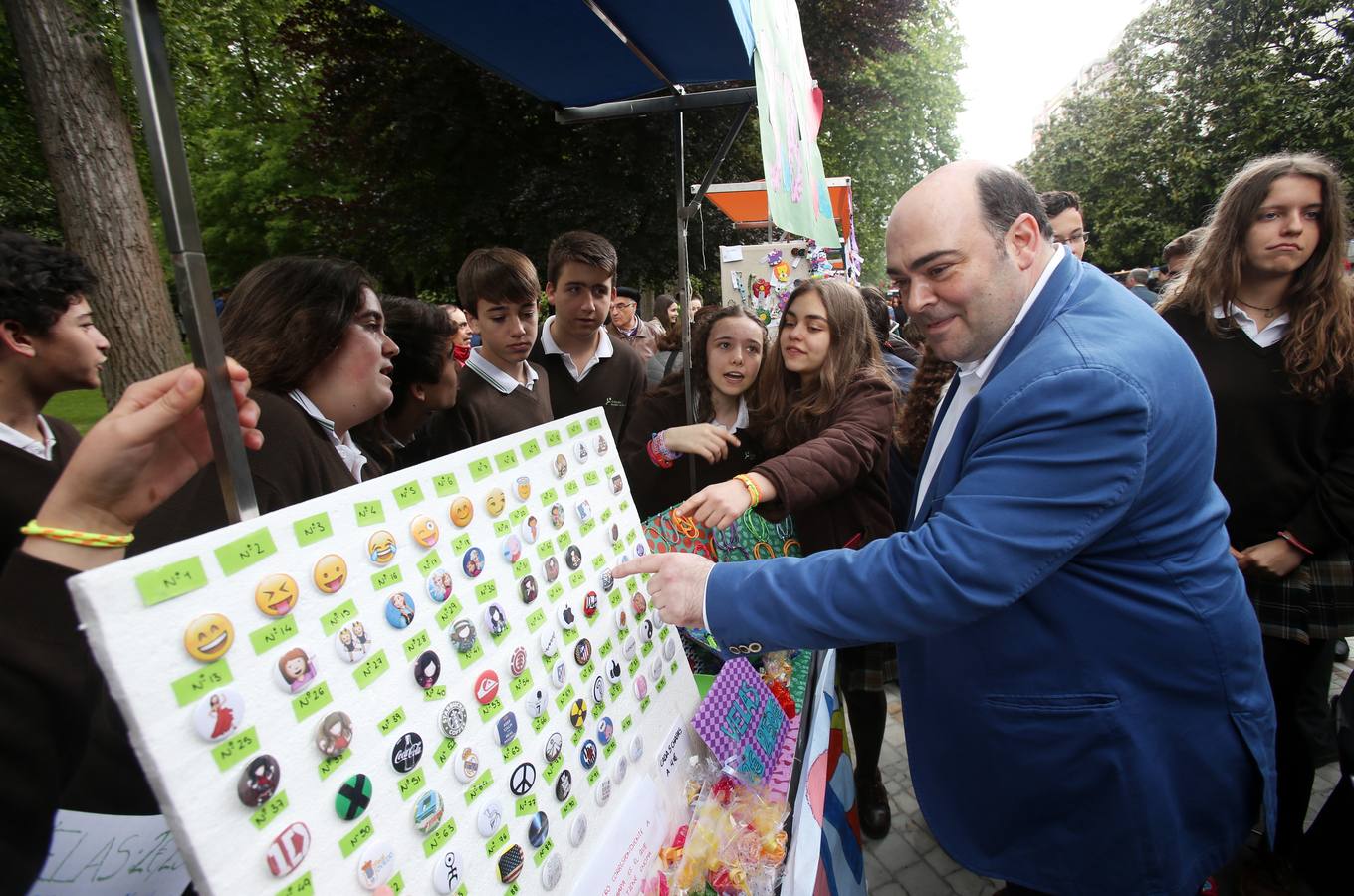 Mercado escolar en el paseo de Los Álamos