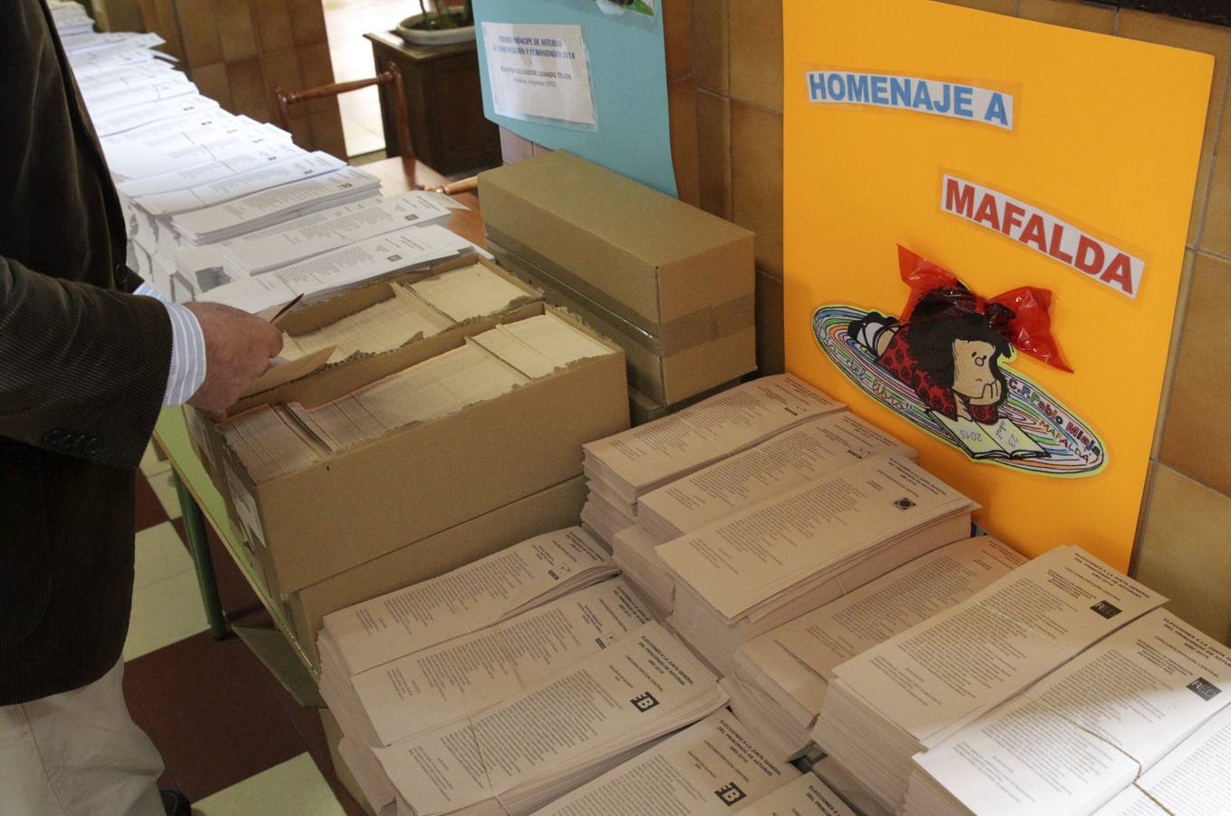 Mafalda 'vigilando las papeletas' colegio público Pablo Miaja de Oviedo.