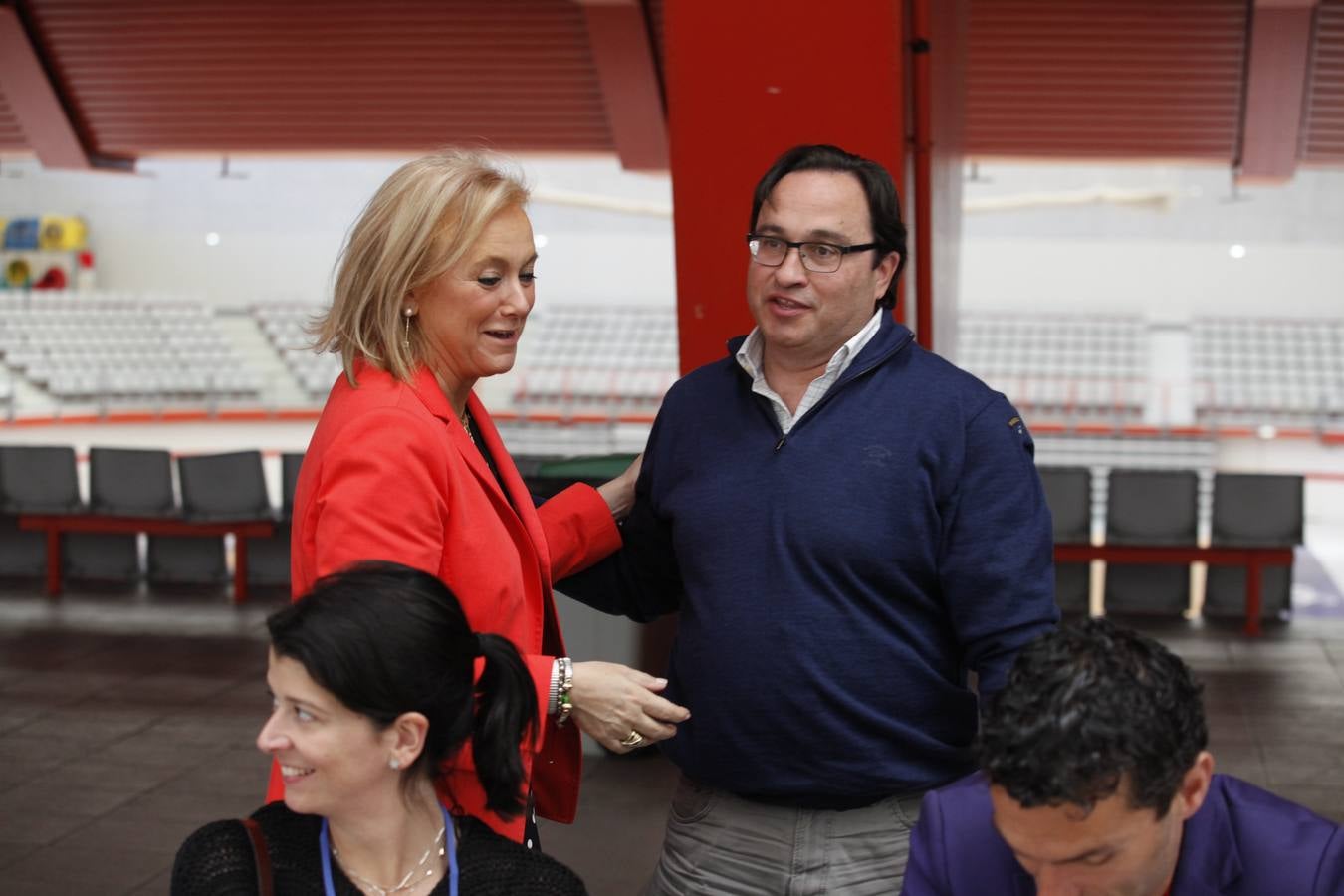 Mercedes Fernández, con vicepresidente del Sporting, Javier Fernández, a quien le ha tocado formar parte de una mesa electoral.