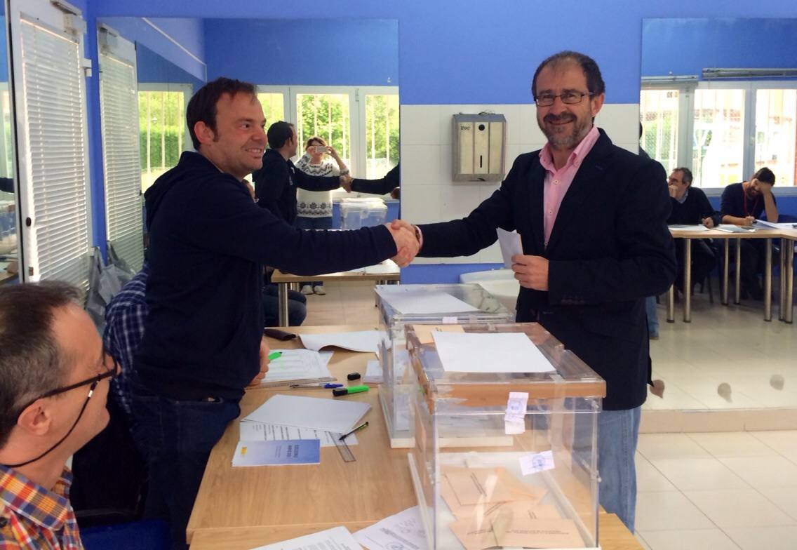 Juan Carlos Fernández, candidato de Foro, votó en Morcín. 