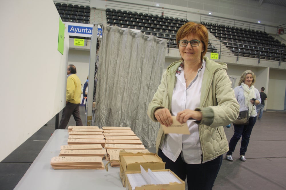 La alcaldesa Pilar Varela, que no repite en la lista del PSOE, votó en el polideportivo del Quirinal. 