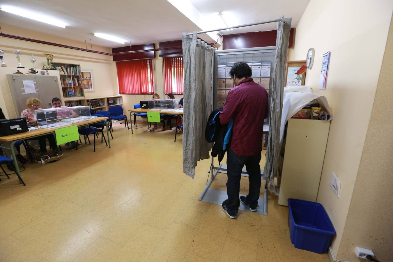 David Salcines, de Somos Avilés, elige sus papeletas dentro de la cabina. 