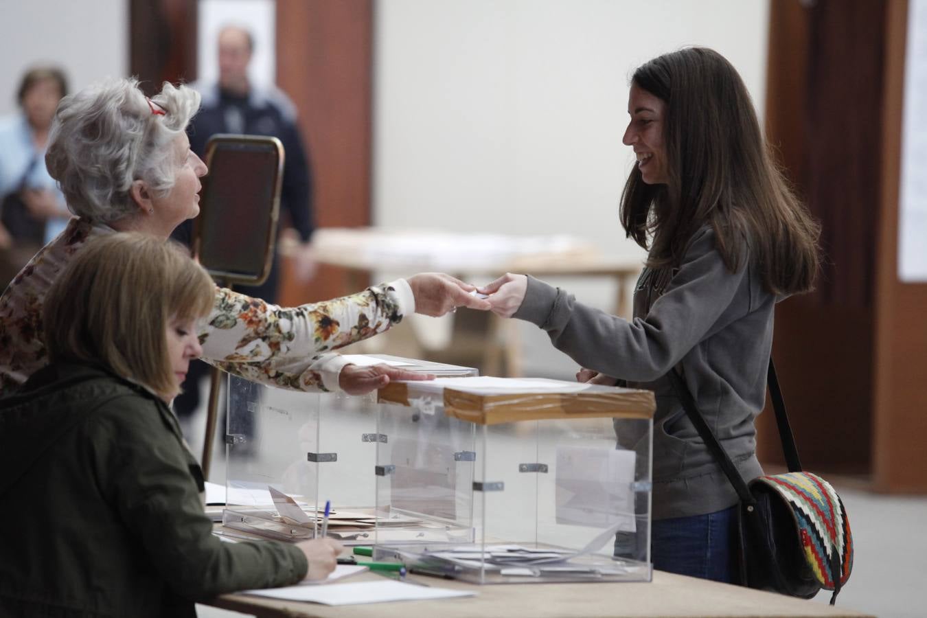 Los asturianos acuden a las urnas