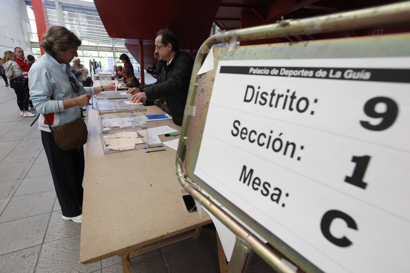 Los asturianos acuden a las urnas