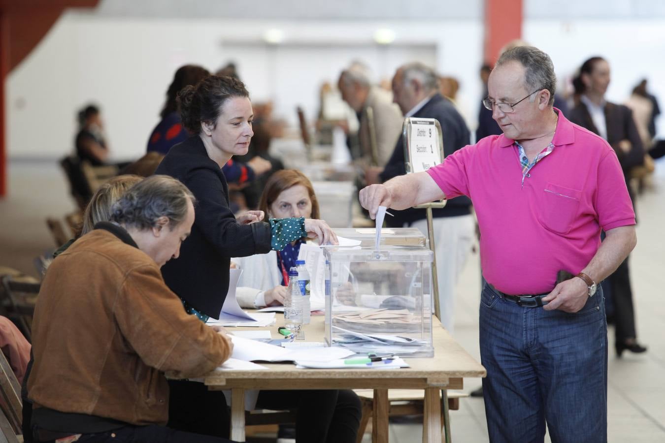 Los asturianos acuden a las urnas