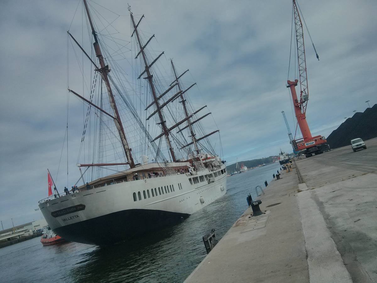 El &#039;Sea Cloud II&#039; atraca en Avilés