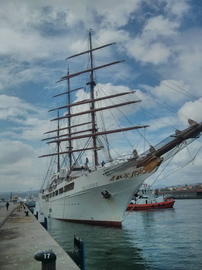 El &#039;Sea Cloud II&#039; atraca en Avilés