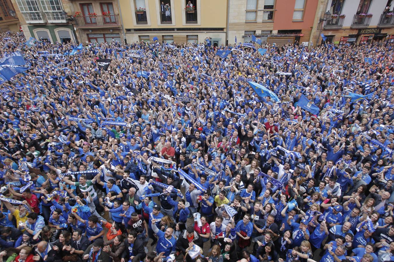 Los aficonados, concentrados ante la plaza del Ayuntamiento.