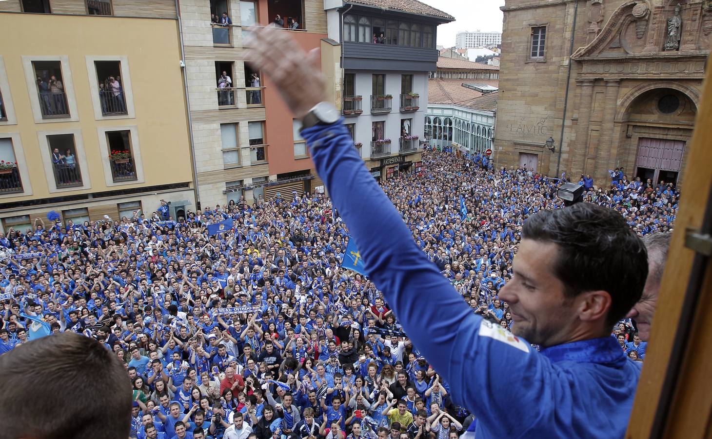 Los jugadores saludando a la afición desde el balcón de la casa consistorial.