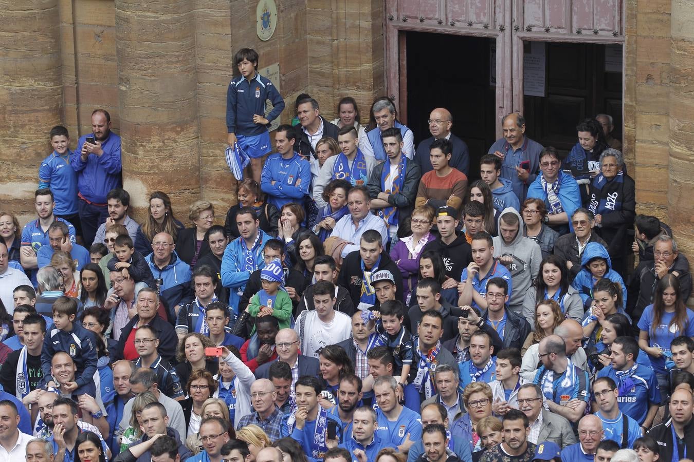 La plaza se quedaba pequeña para la fiesta, Se aprovechó hasta el último rincón.