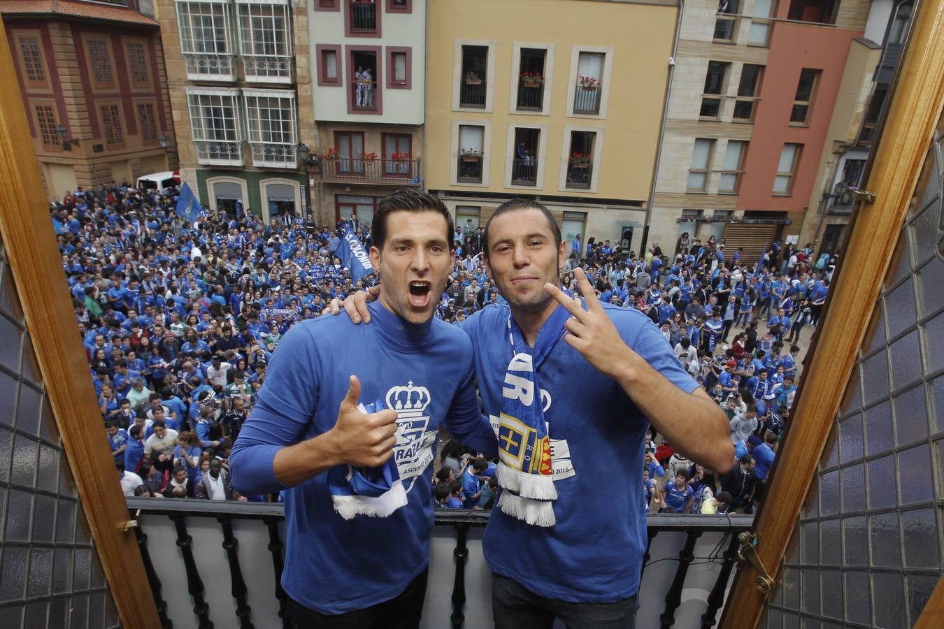 Dos héroes del Oviedo posando en el balcón del Ayuntamiento.