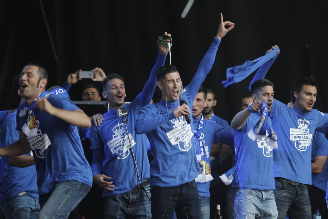 Bailando sobre el escenario.