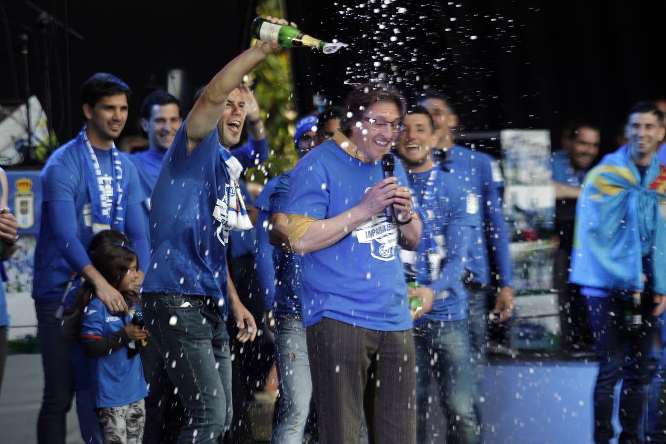 Sergio Egea se llevó su ración de cava mientras hablaba.