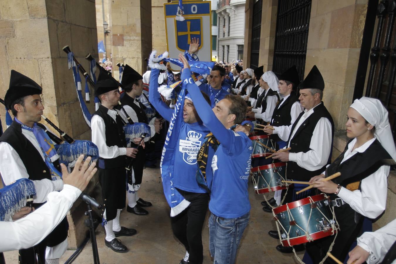 Los futbolistas fueron recibidos con música de gaita y una atronadora ovación.