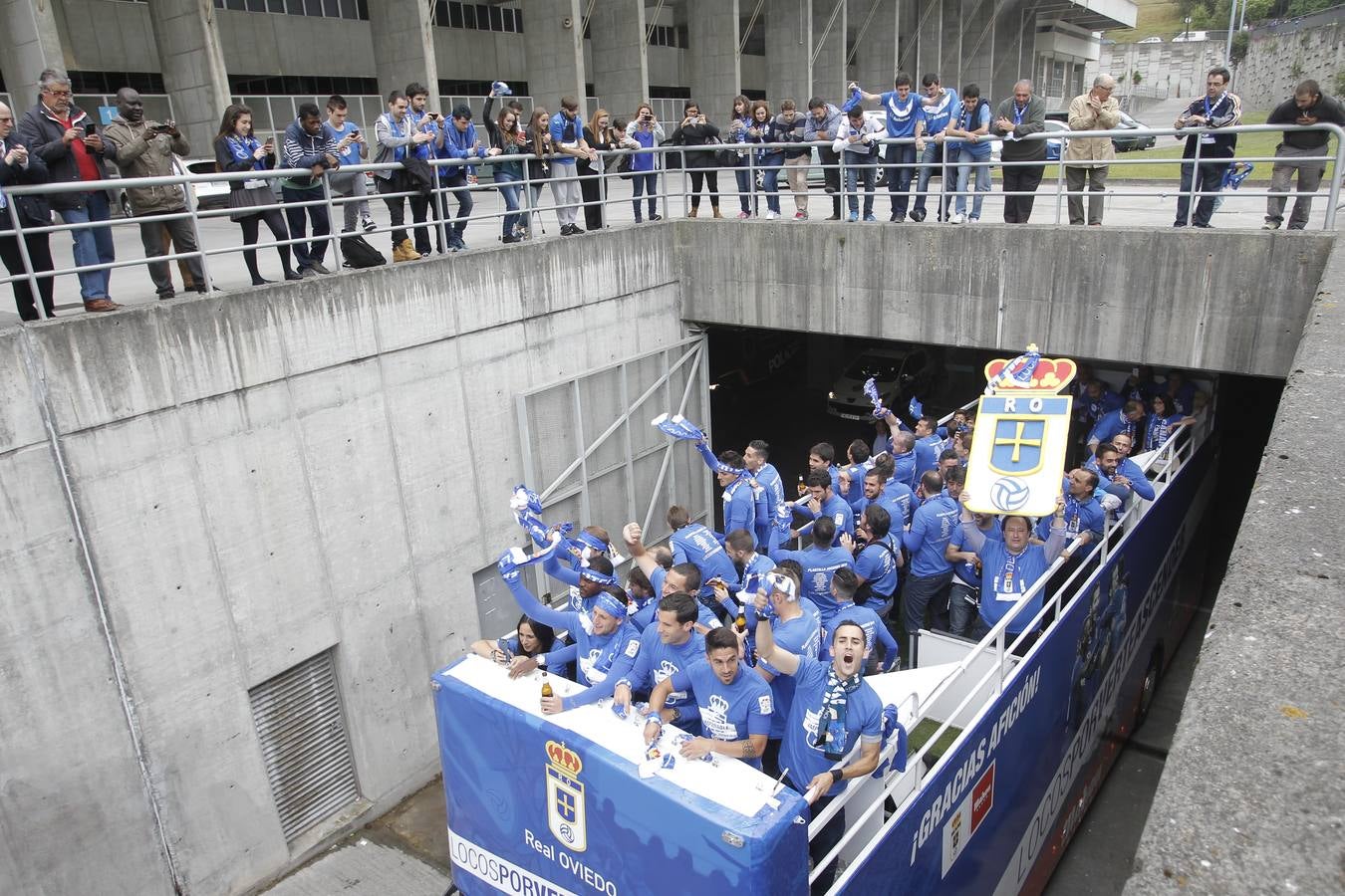 Los jugadores en el autobús que les llevó por las calles de la ciudad.