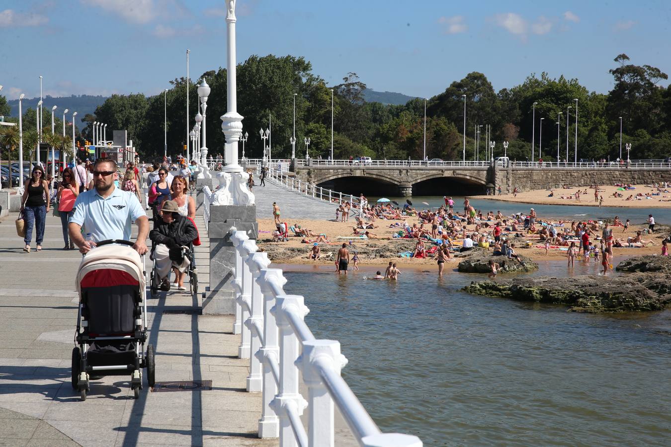 Día de sol y playa en Gijón