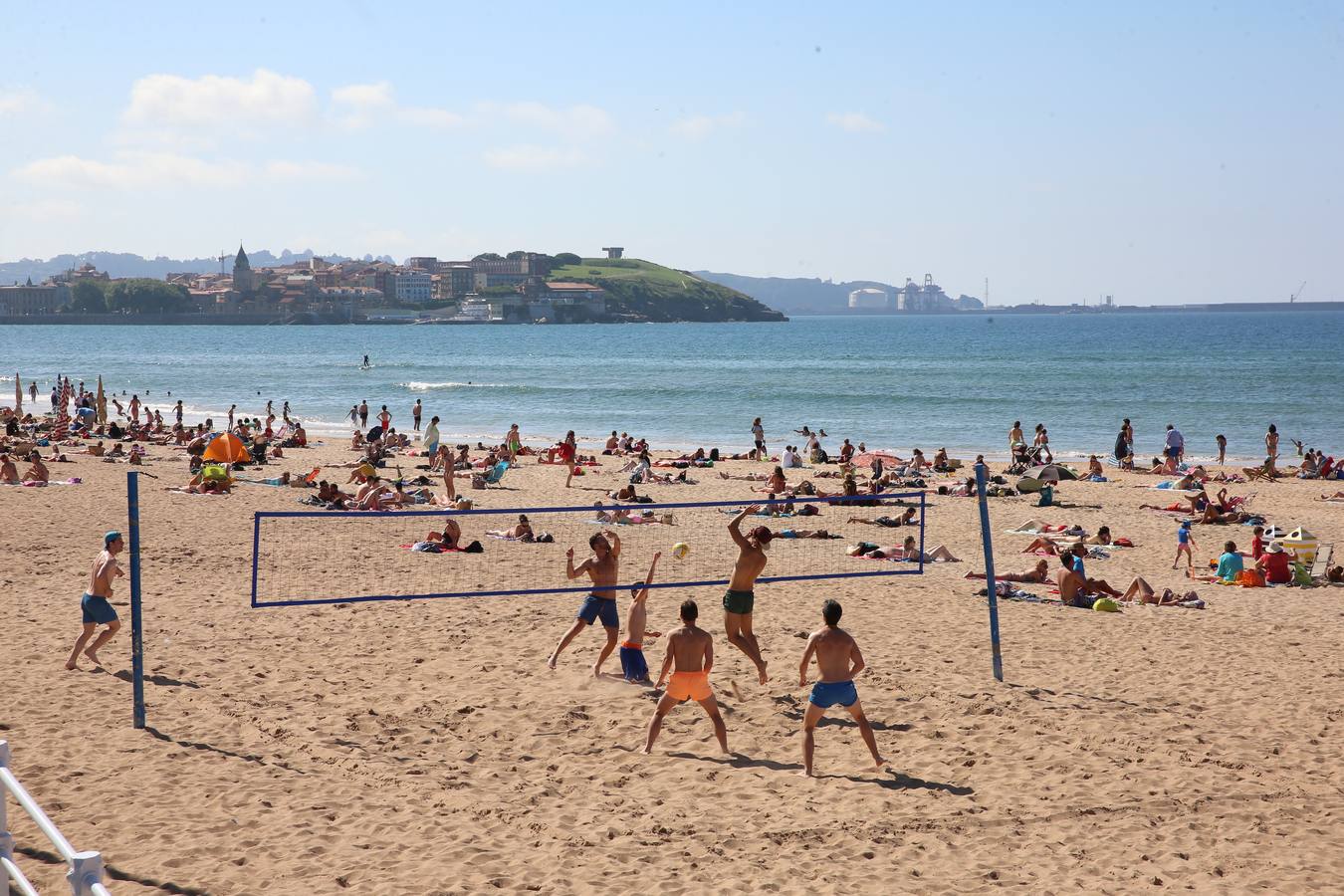 Día de sol y playa en Gijón