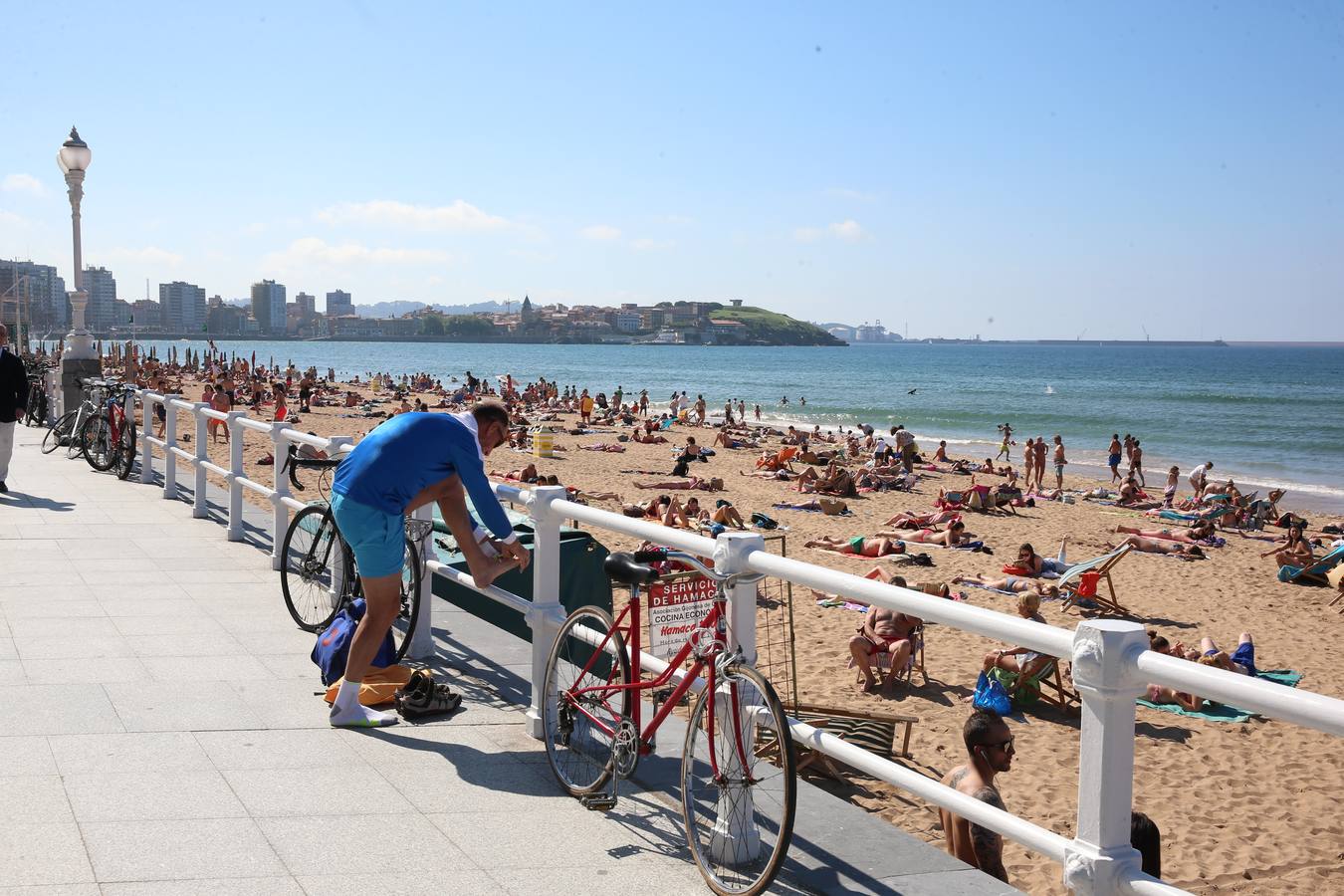 Día de sol y playa en Gijón