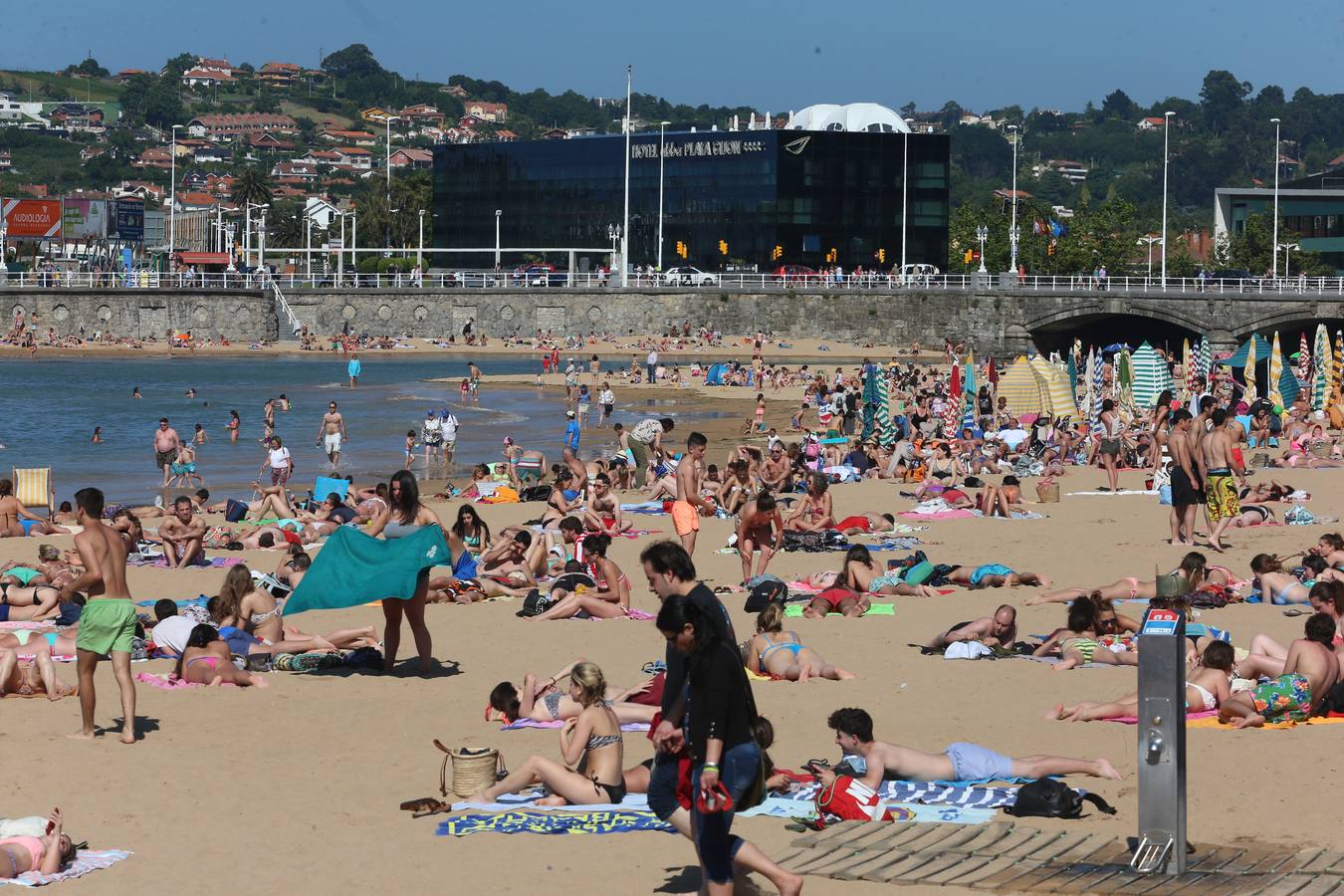 Día de sol y playa en Gijón