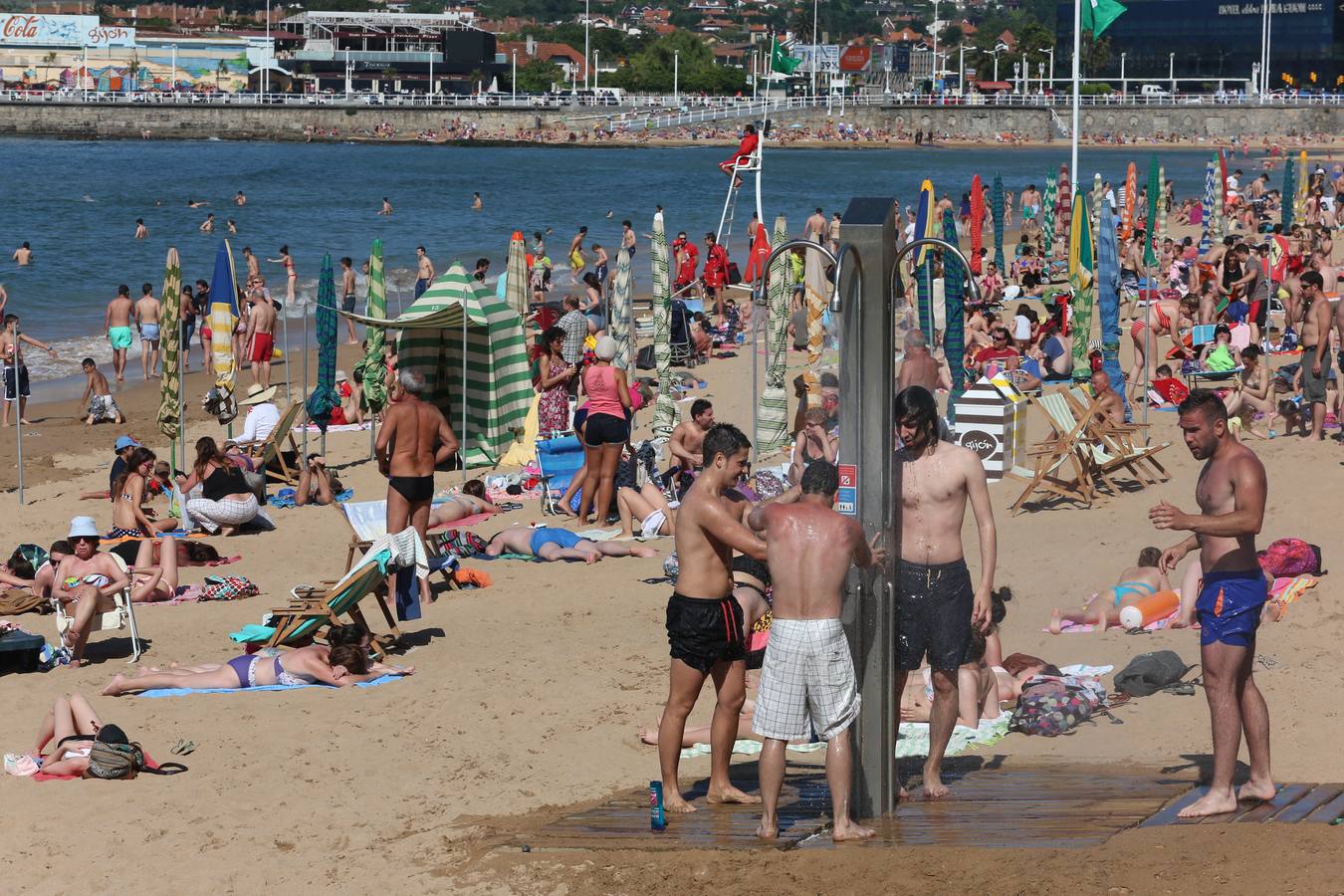 Día de sol y playa en Gijón