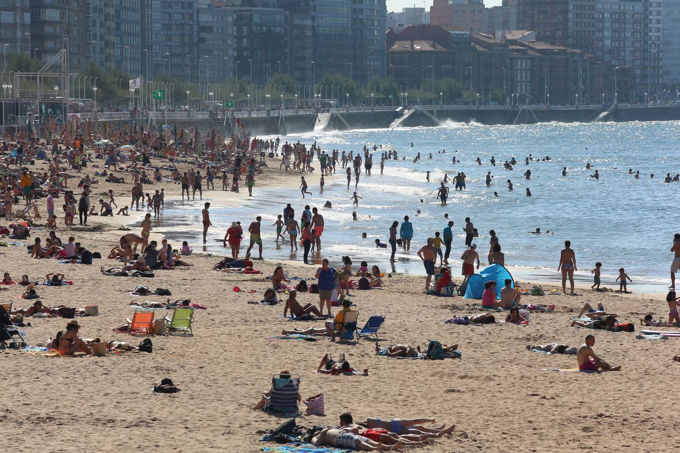 Día de sol y playa en Gijón