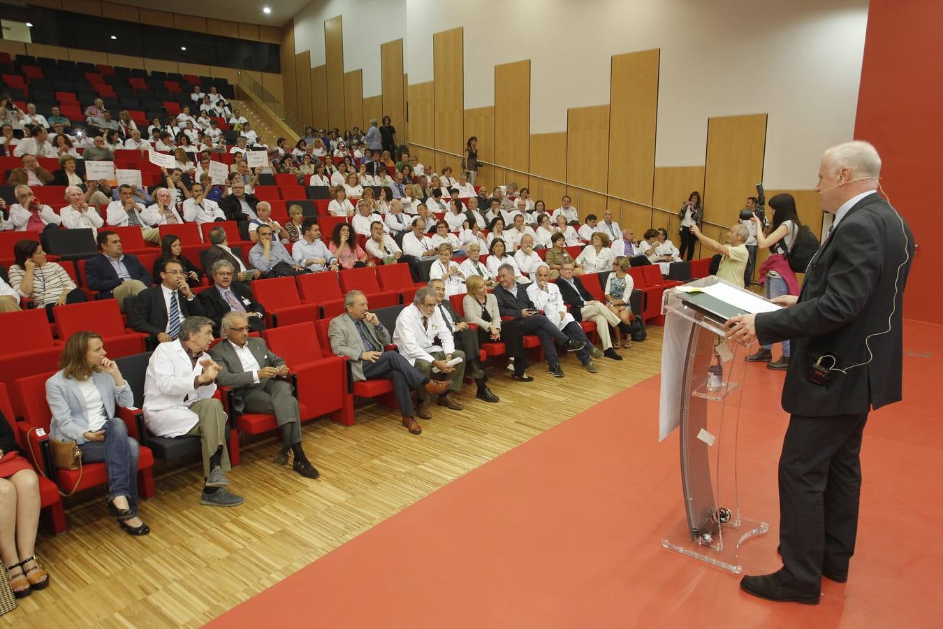 Aniversario del HUCA con protestas