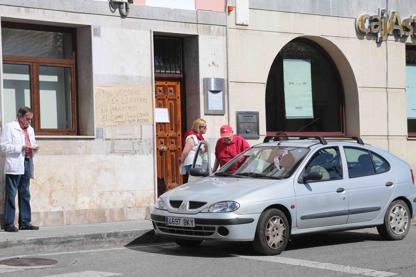 Los vecinos de Lastres protestan por la plaga de pulgas en el centro de salud