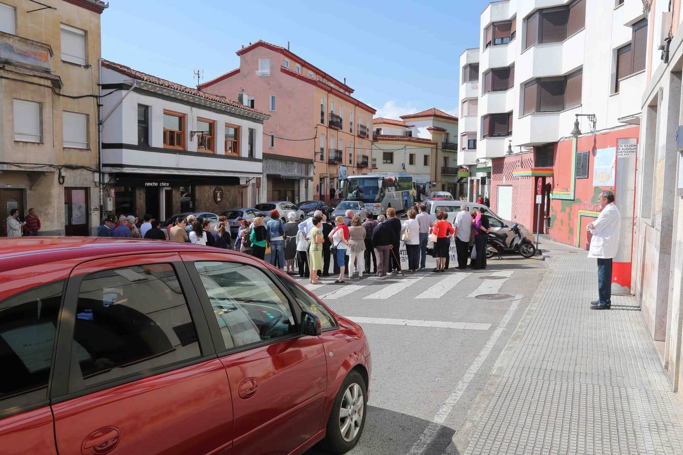 Los vecinos de Lastres protestan por la plaga de pulgas en el centro de salud