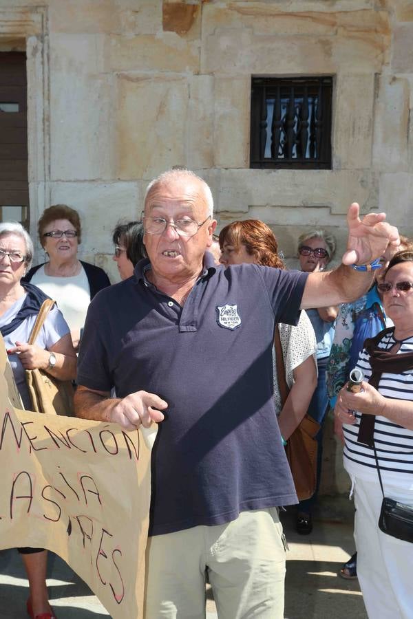 Los vecinos de Lastres protestan por la plaga de pulgas en el centro de salud